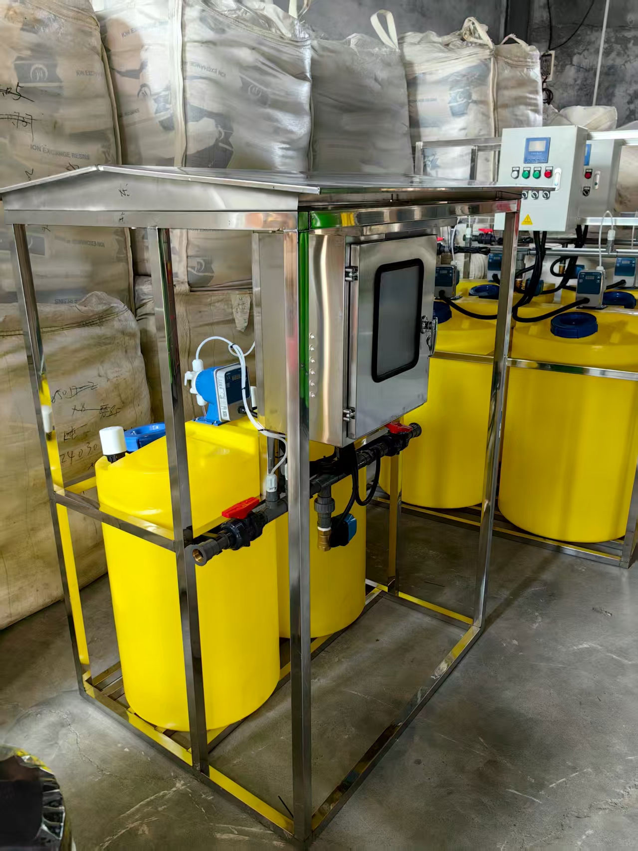 31.Outdoor-fully-automatic-dosing-device-&ndash;-a-production-base-of-a-new-energy-factory-in-Yibin,-Sichuan.